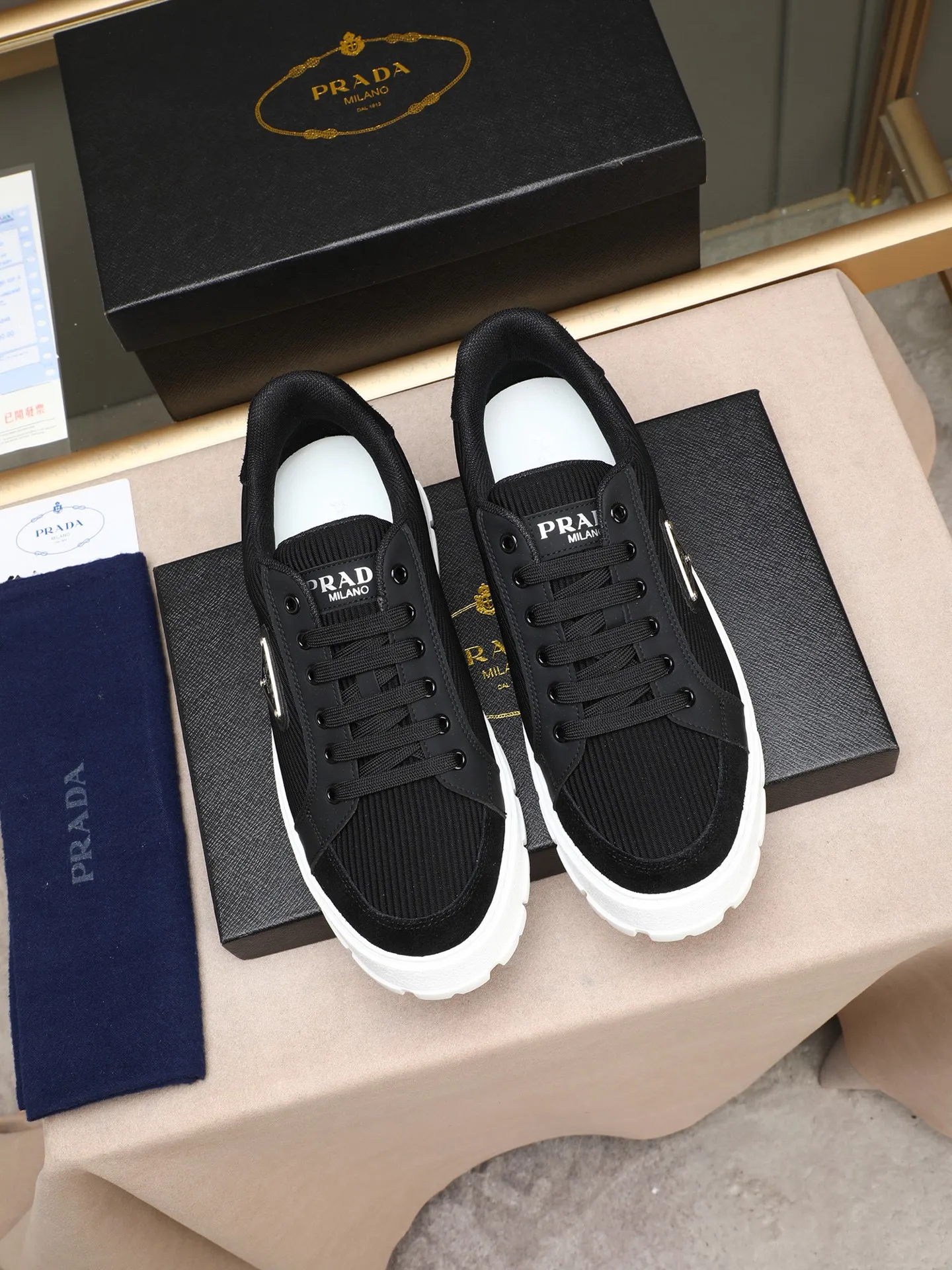 Men's Men's Shoes 💰440 Prada/Prada Men's new casual shoes, this sports shoe is made of imported calfskin upper with breathable mesh and breathable mesh lining. The foot pads are made of sheepskin, and the outsole is made of non-slip sports exclusive rubber outsole with logo. It feels good on the feet and is a fashionable item! Size: 38-44 (45 customized)